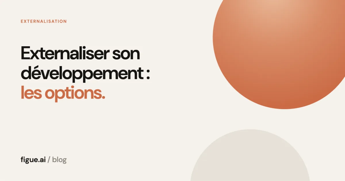 Couverture titrée Externaliser son développement : les options, sur fond sable avec un disque orange.